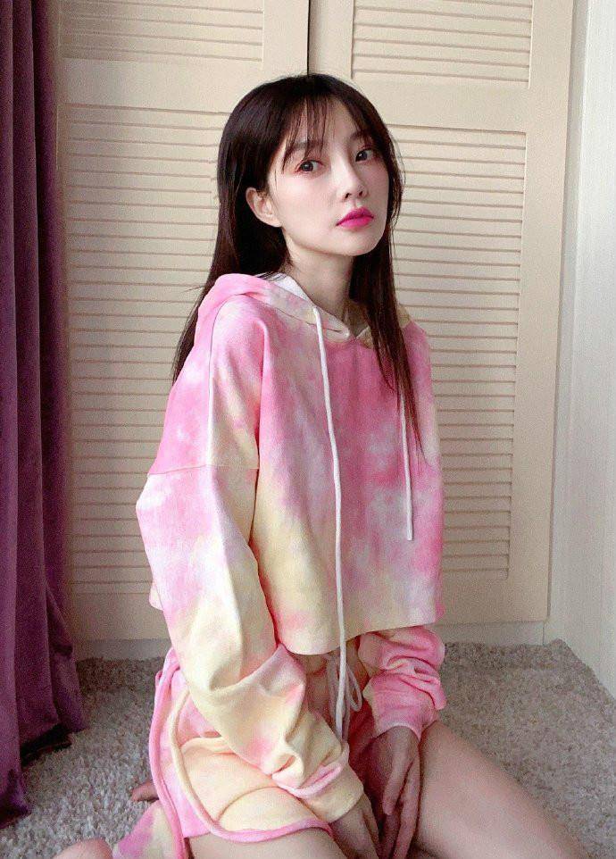 38岁李小璐少女感太强,从甜馨妈变模特小姐姐,会穿衣太过重要_卫衣