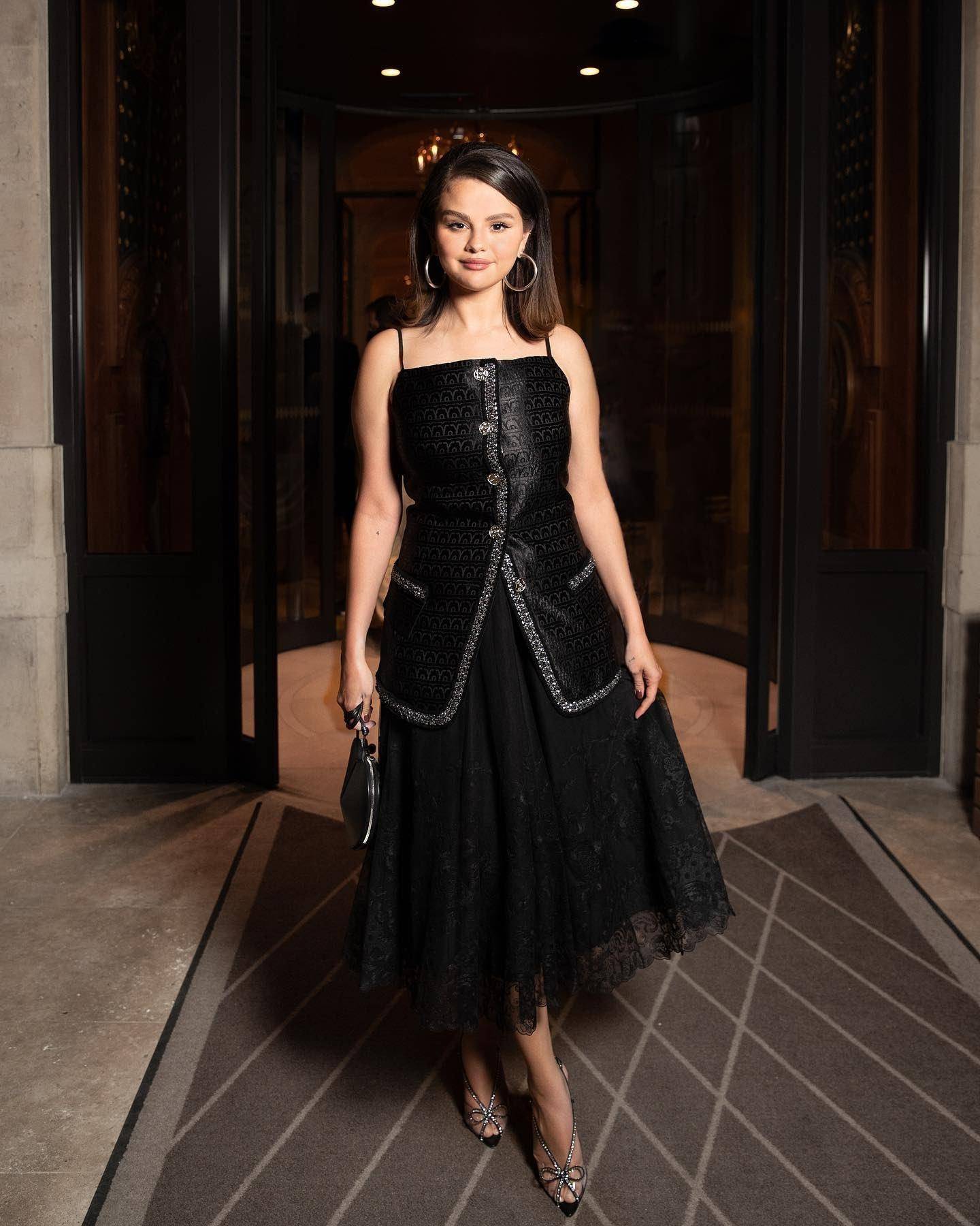 selena做为北美流量女神之一她也创办了自己的彩妆品牌成了白手起家