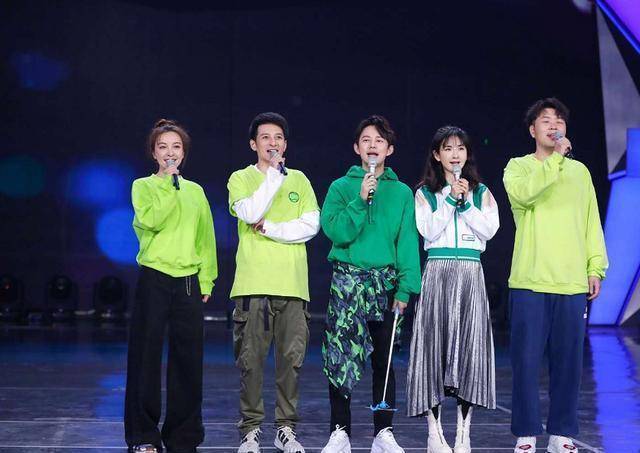 谭松韵穿白纱裙模仿王心凌扮可爱,脸嫩哪像30岁_张新成_白色_绿色