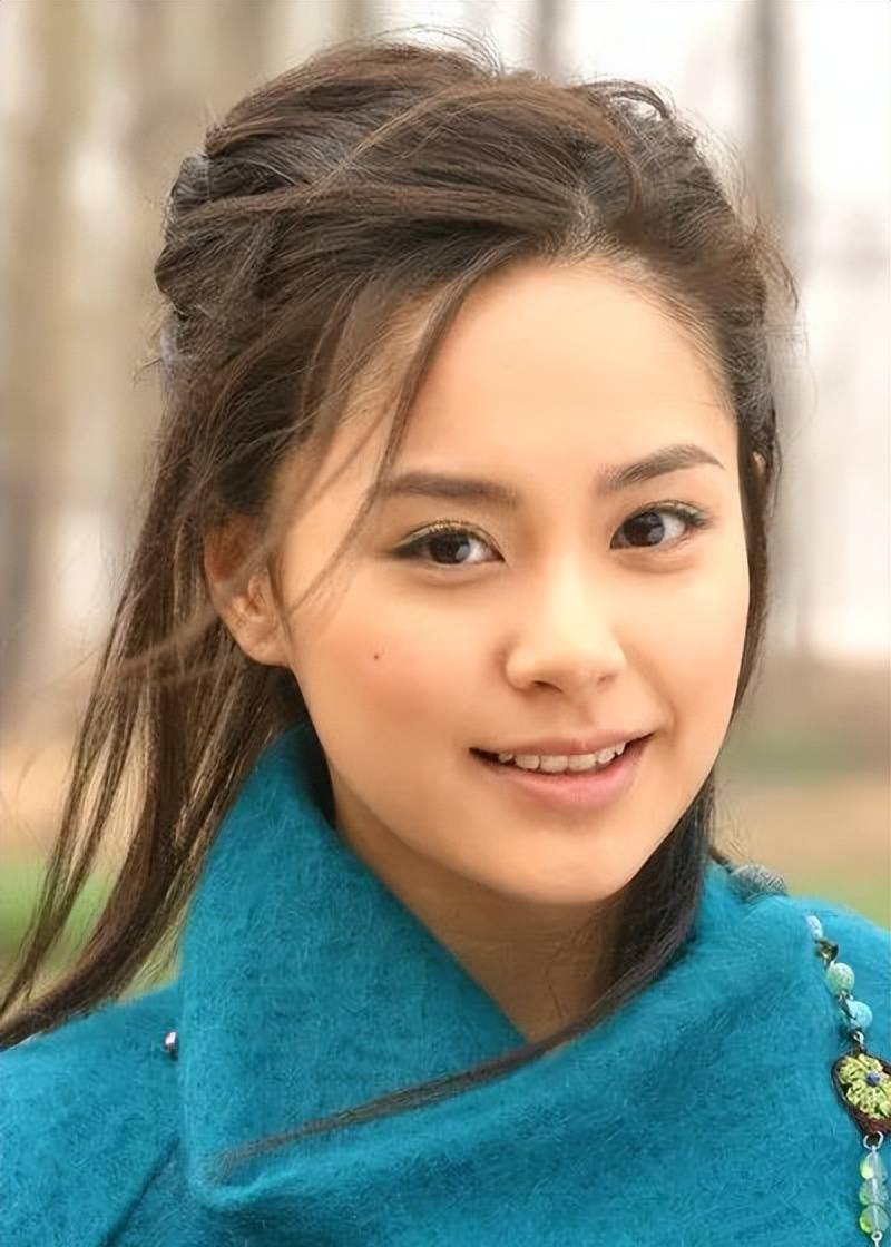 年轻时的她就凭借颜值与演技在《爱比甘蔗糖》《千机变》《黑白森林》