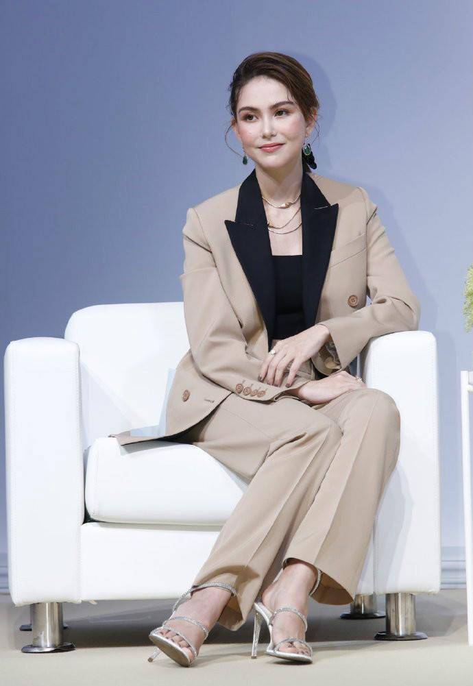 一起来欣赏一下昆凌的其他几套穿搭吧,很有参考价值~look1:紧身裤 阔