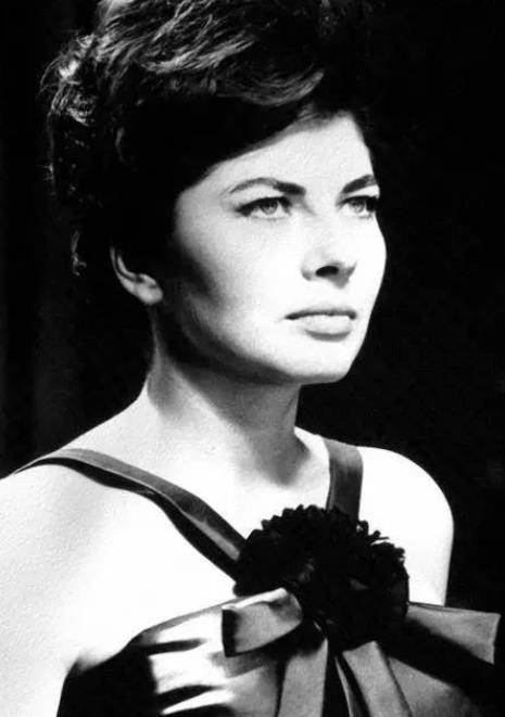 国王每天送珠宝哄她开心,8年无子被流放_巴列维_索拉娅_王室