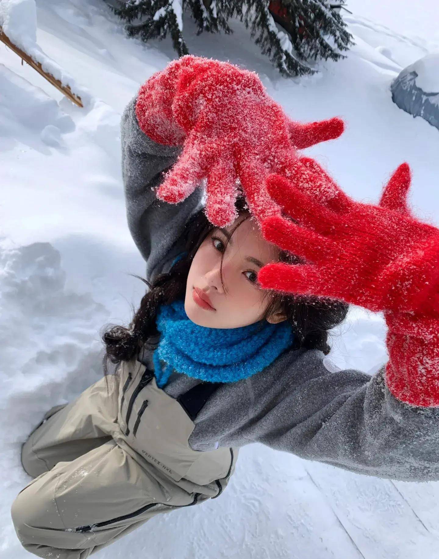 杨超越晒"红手套"雪景图,扎双马尾穿灰卫衣工装裤,很俏皮可爱_灰色