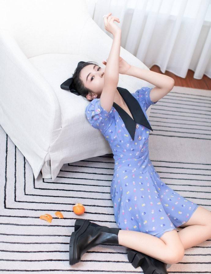 "甜美面孔 性感身材",张子枫当之无愧,穿甜美碎花裙也撩人_黑色_风格