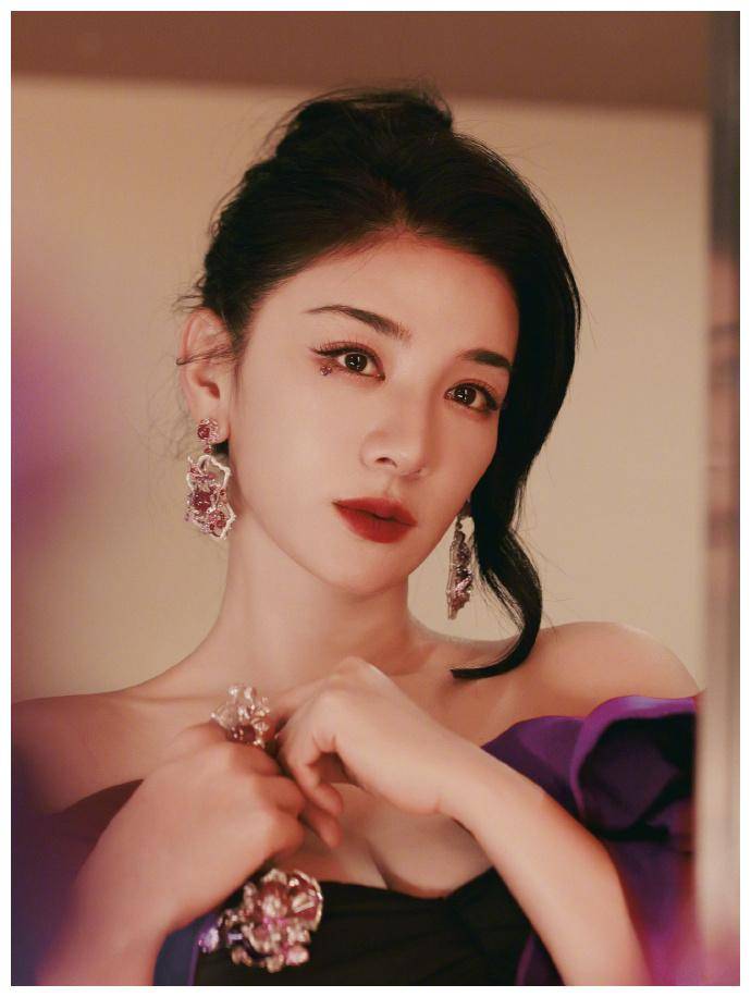 46岁黄奕为穿鱼尾裙饿了三天,仍有一点小肚子望大家包容_美得_身材
