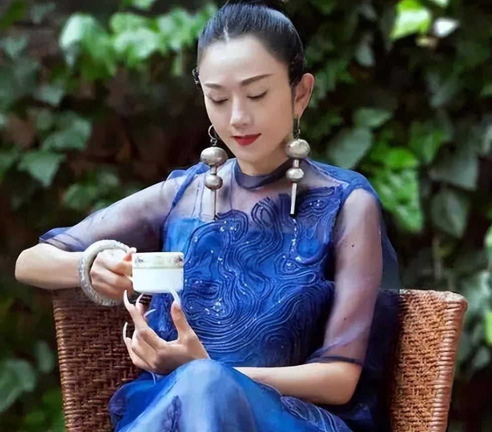 人间异类杨丽萍:60年不生育靠男助理时尚,为舞蹈她有多疯魔_金星_比赛