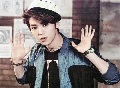 根据文中所言,"从春晚内部知情人独家获悉,春晚节目组已向鹿晗@m鹿m