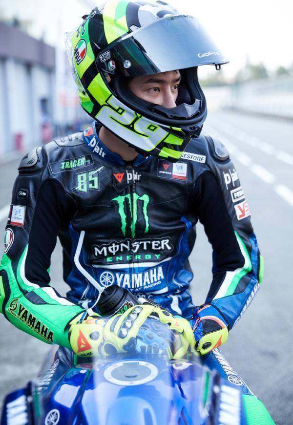 王一博被摔车事件引热议!