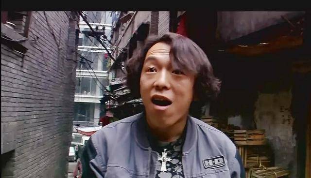 结尾黄渤咬着面包,在高速路上狂奔的镜头,也堪称影史经典.