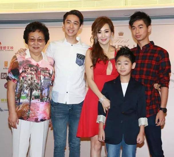 55岁时,罗霖推出第二本写真集《timeless冻龄美魔法》,分享自己的美丽