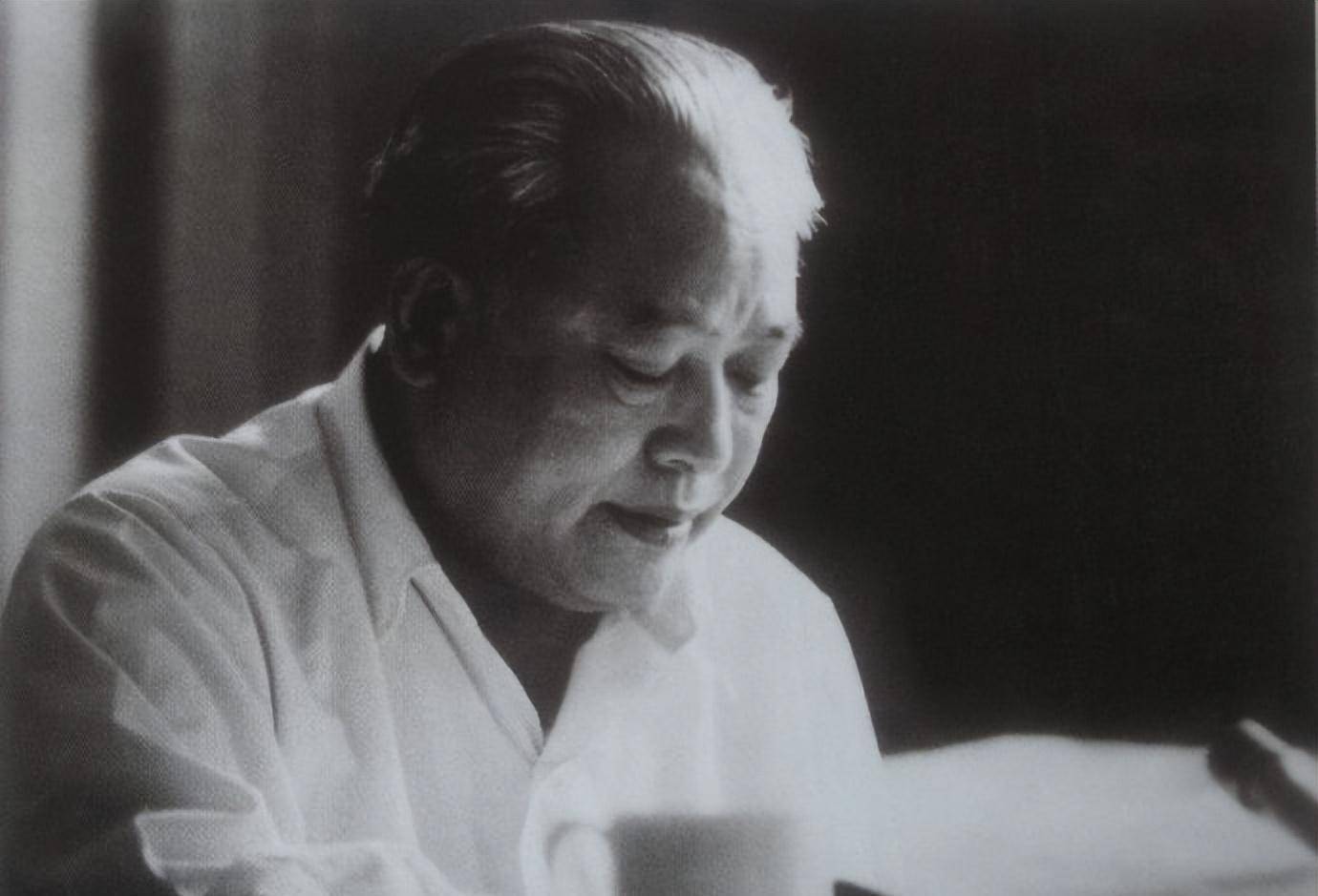 空军副司令成钧请总政主任余秋里务必帮忙,余:不帮,你欠我太多_成均