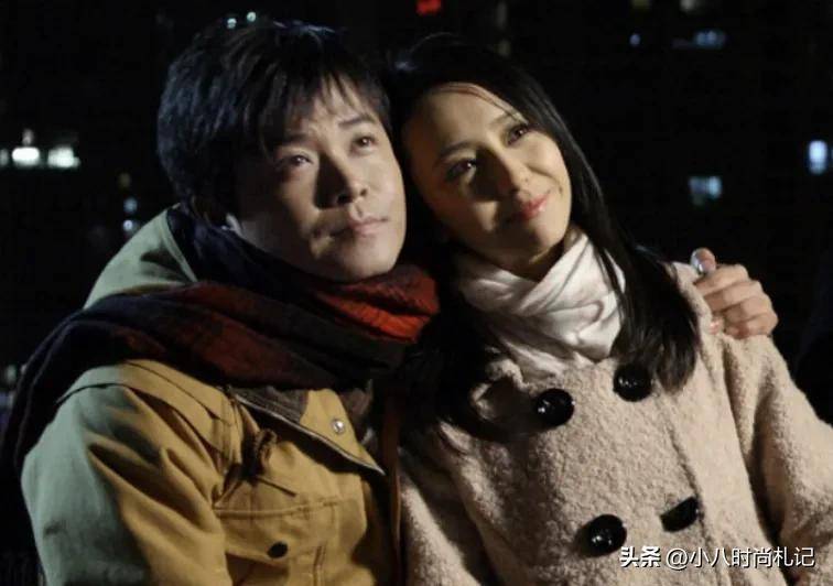 佟丽娅带儿子海南过年,男友人作陪疑似新恋情,她酱油肤色太抢眼_陈思
