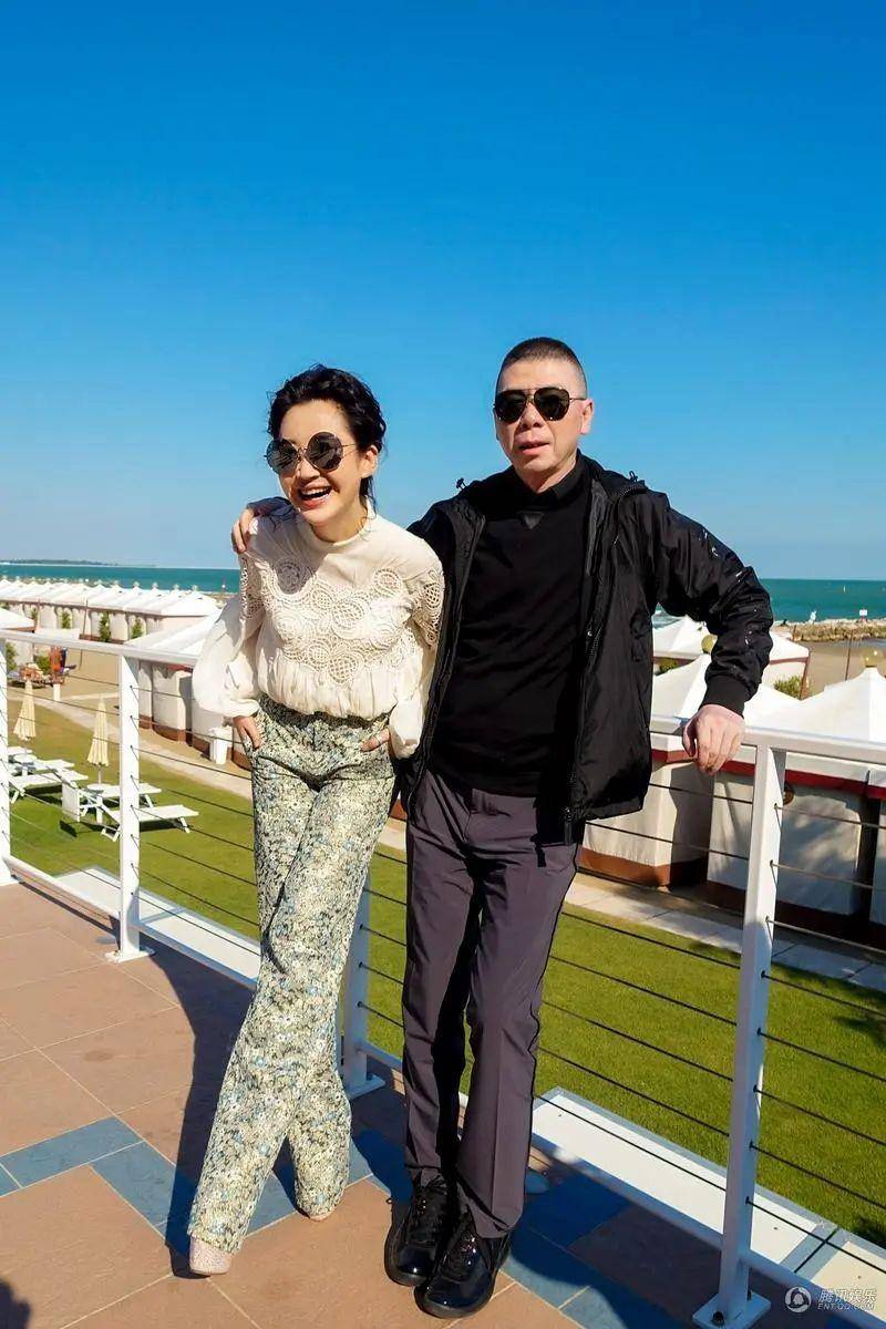 大佬和许晴合体,她穿时尚上衣像少女,大佬一身黑穿搭很帅气_电影_白色