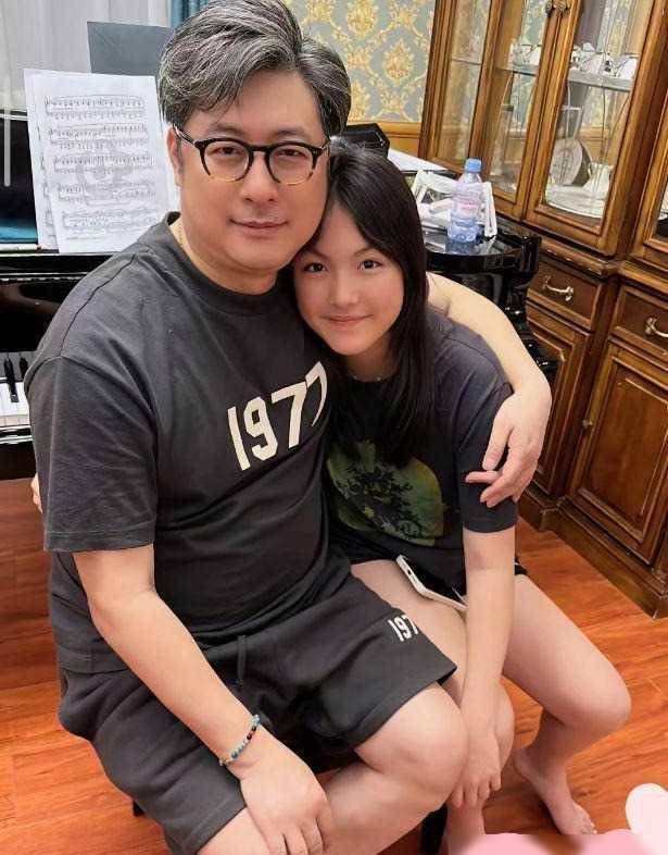 李湘女儿晒近照,14岁王诗龄罕穿泳装出镜,纤瘦苗条肩颈线好优_照片