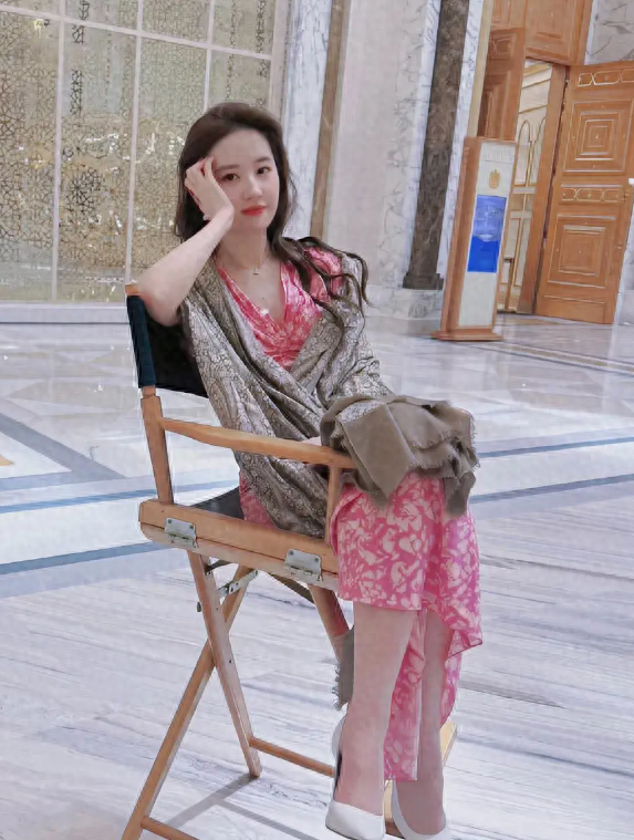 刘亦菲在阿布扎比的路演,放松的感觉是具体的,简单的服装体现出不同的