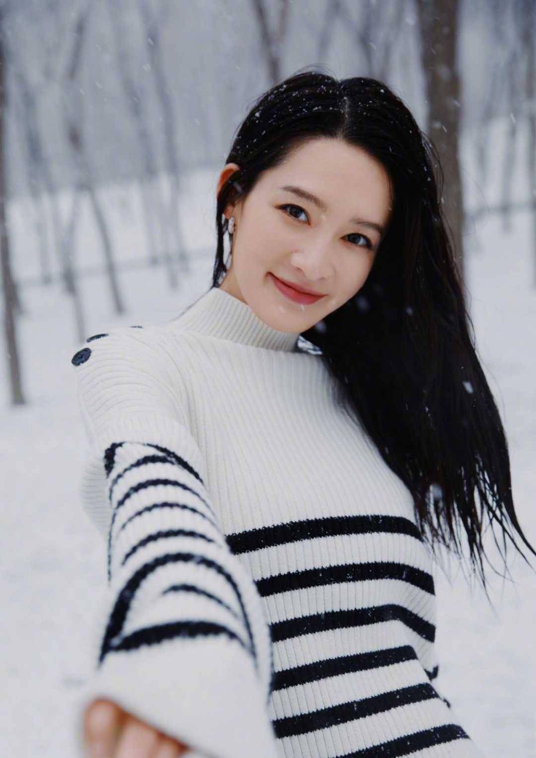 李沁真的太会穿了,条纹针织衫配半身裙,雪地里拍照像小姑娘一样