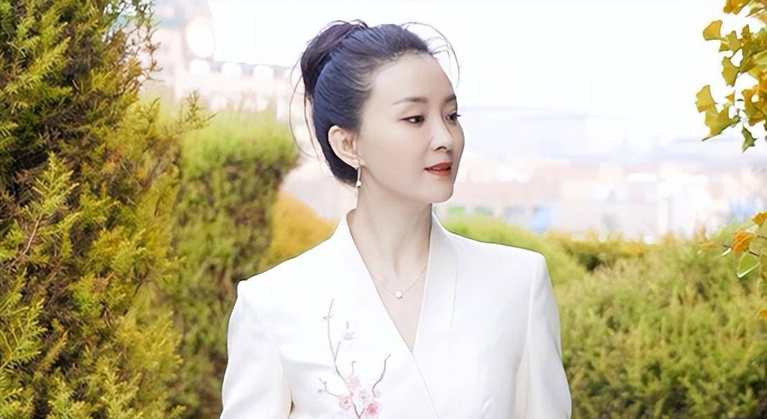 "豪宅过48岁生日,穿雪纺衫捧头大蛋糕,出道30年没变化_女性_衣服_王艳