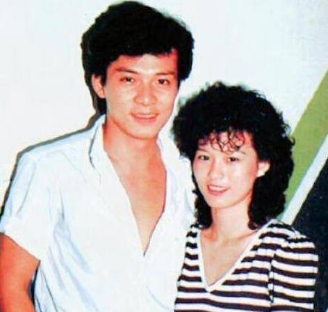 這讓黃日華的正牌女友梁潔華非常生氣,忍無可忍的梁潔華在1985年時