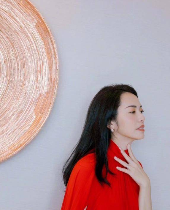 《都挺好》后的姚晨很happy:晒女儿俏皮照,又晒刘德华亲密合照_东方