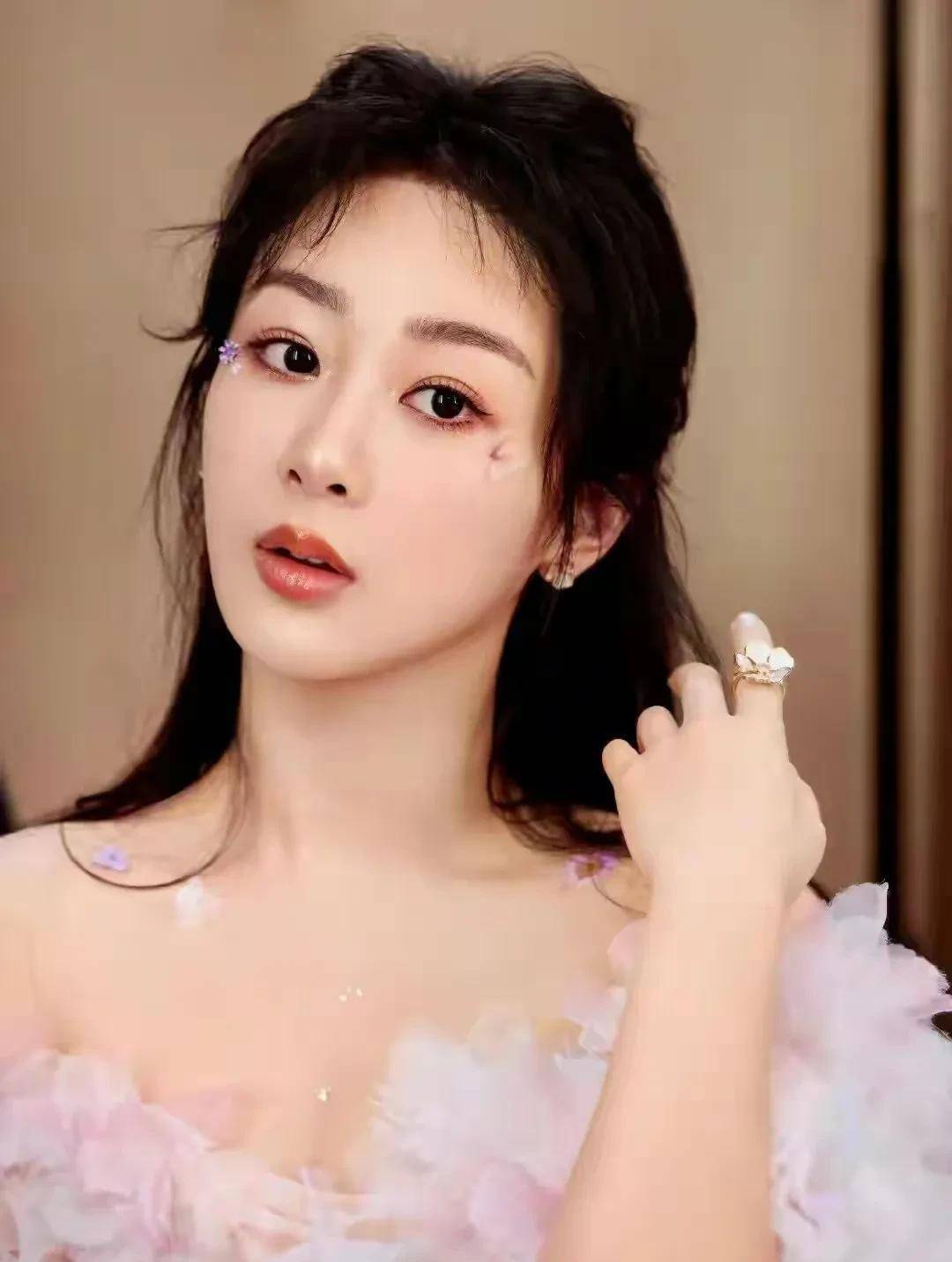 杨紫身穿各种礼服裙,美得就像一个小公主,亭亭玉立,温润甜美