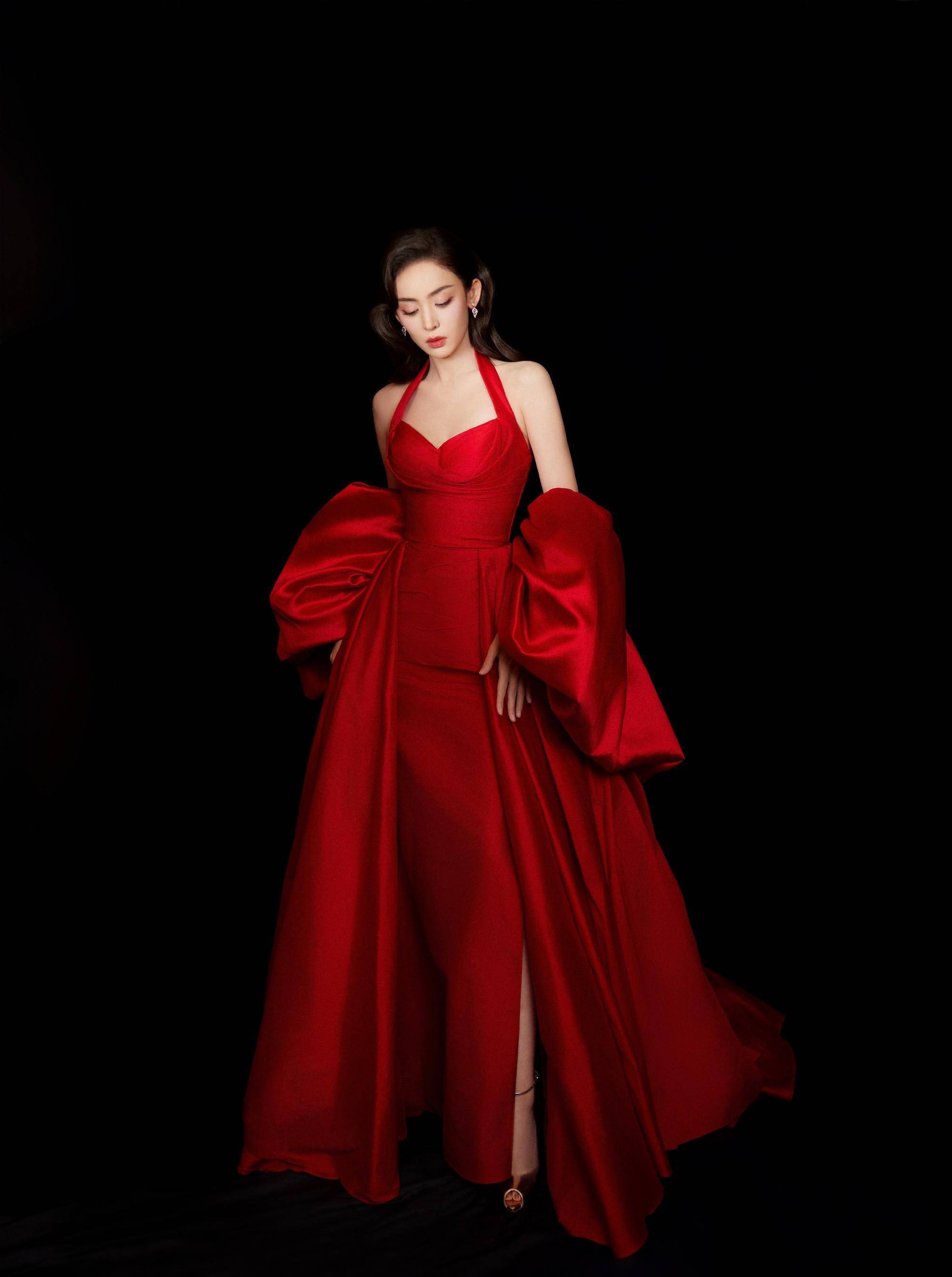 古力娜扎最新红玫瑰礼服造型,明艳照人,简直让人心动不已!