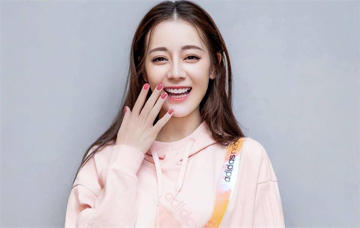 迪丽热巴在机场遭路人摸后背,蝴蝶骨火了_网友_头条_身材