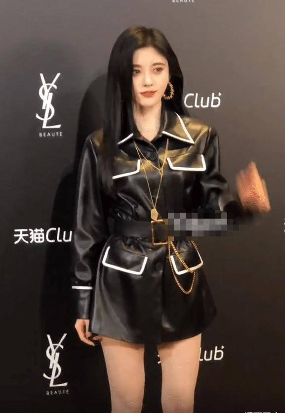 鞠婧祎为啥出席活动老穿靴子?生图不慎暴露,至少能增高12cm!