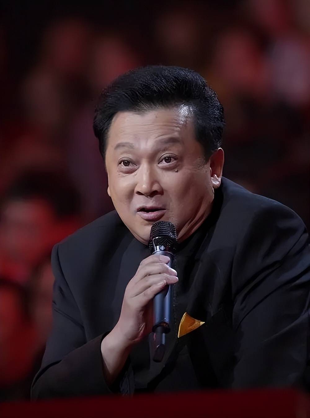 歌唱家郁钧剑因一句话被骂上热搜和初恋恩爱39年如今怎样了