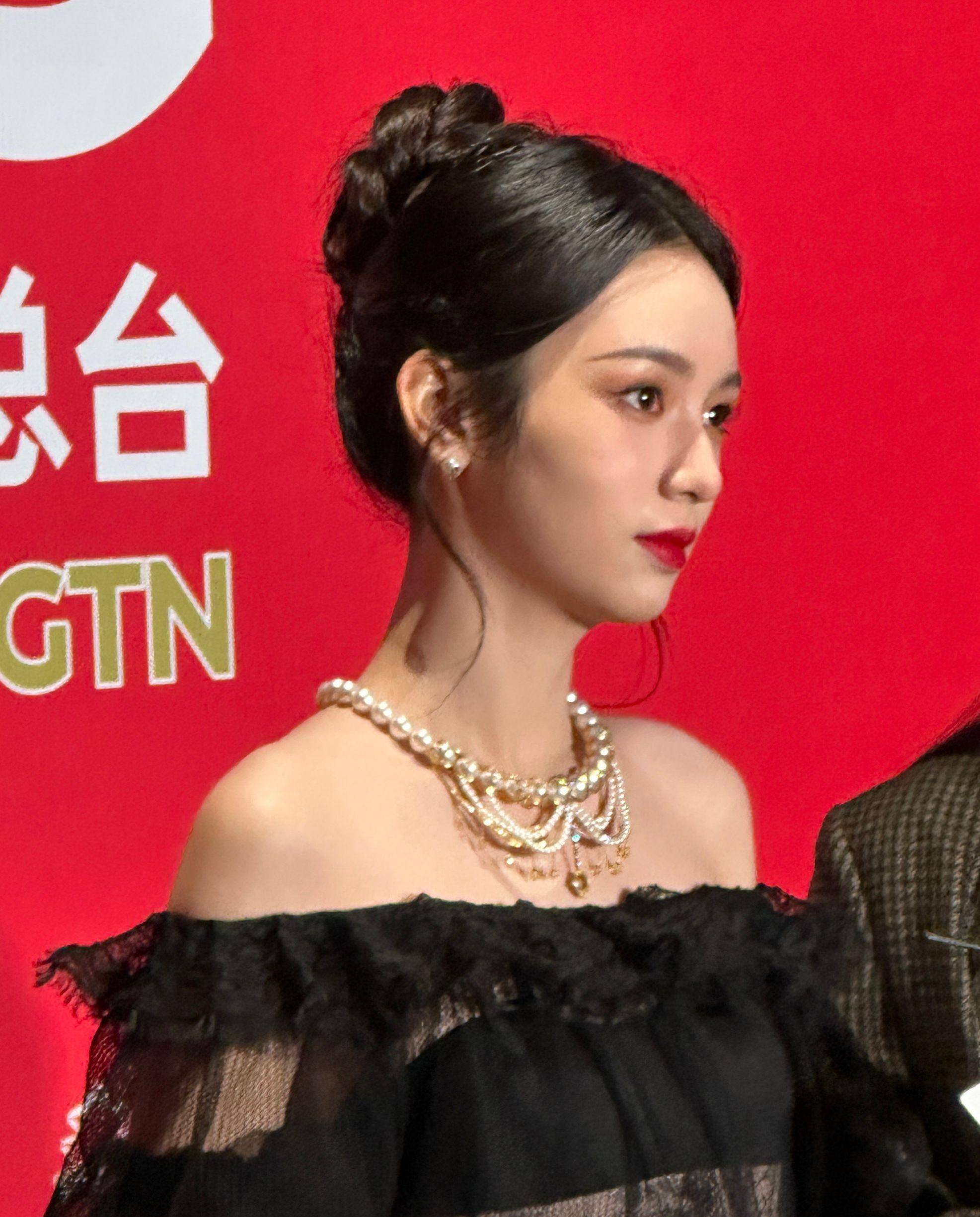 周也小姐姐太美了吧!穿晚礼服走红毯,气质迷人宛若傲娇黑天鹅
