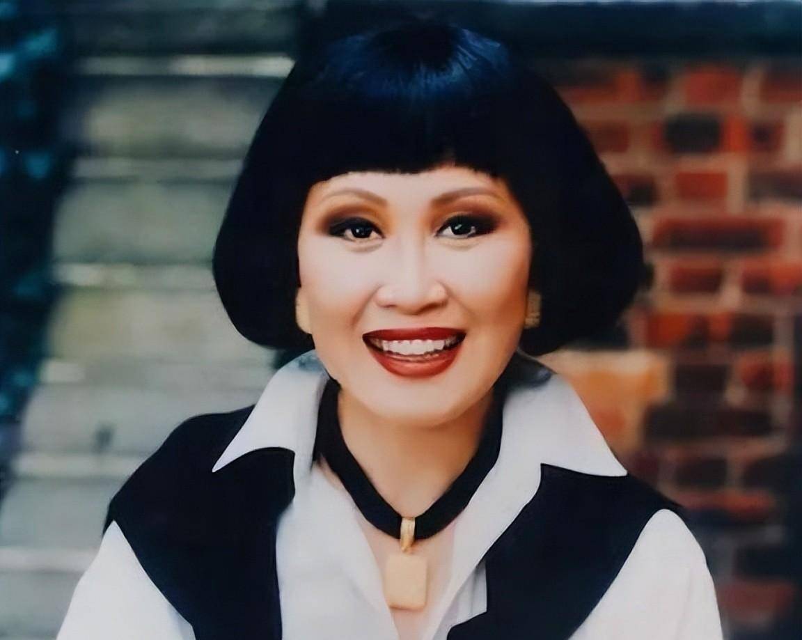 广西女商人靳羽西 ,入美籍获得绿卡,却能在央视春晚前排稳坐20年