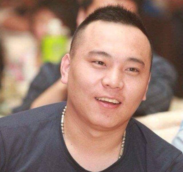 在田娃十岁时,一位叫刘殿才的老二人转演员来到田娃的家乡演出,田娃在