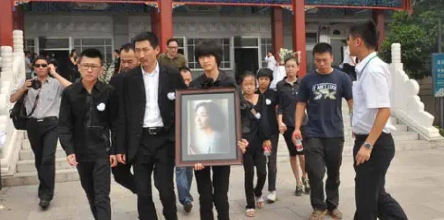 2012年李婷患癌去世,葬礼上前夫张子健悲痛不已,亲弟着急分遗产_快板