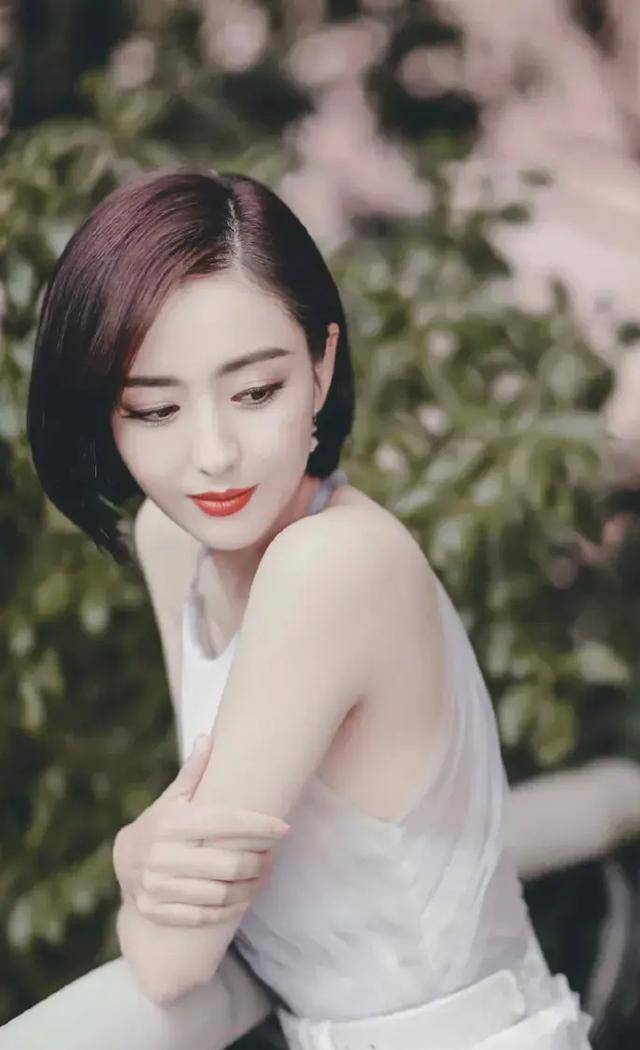 有一回七夕,他不小心拿烟头在佟丽娅身上烫了个烟疤