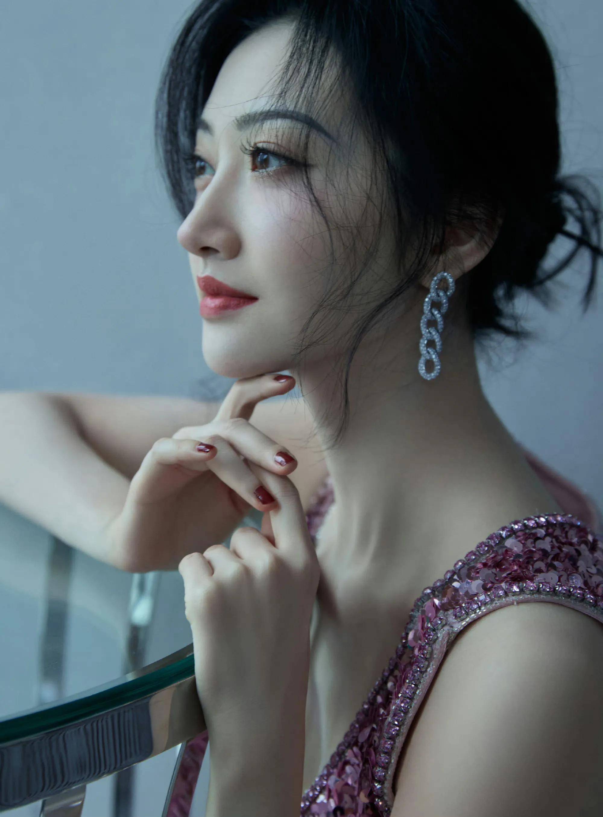 众星端午节营业照 景甜穿深v性感 赵丽颖红旗袍喜庆 美依礼芽好可爱