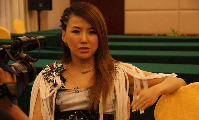 王蓉:因意外砸伤主持人淡出娱乐圈,如今却靠直播带货维持生计_黄蓉