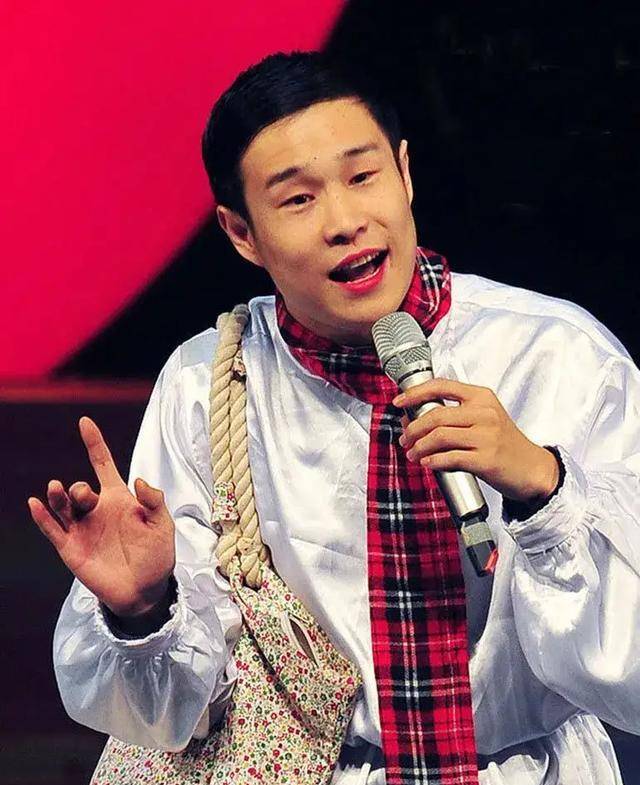当年,小沈阳在哈尔滨斯卡拉演出时,有个大老板扔上台一万块钱,让小
