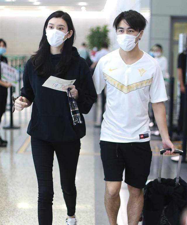 奚梦瑶夫妇合体现身机场,何猷君眼神好宠溺,俩人同戴婚戒秀恩爱_身高
