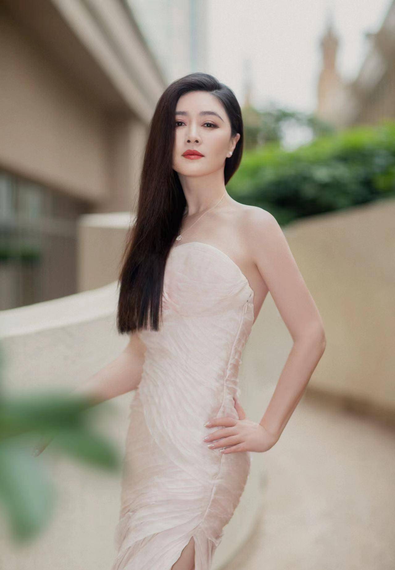 女王"田海蓉美到了,红毯上穿抹胸礼服出镜,美得高级_连衣裙_女神_身材