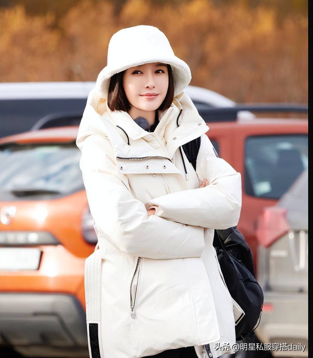 冬天穿羽绒服,遵循秦岚三穿法,轻松变时髦,显腿长!