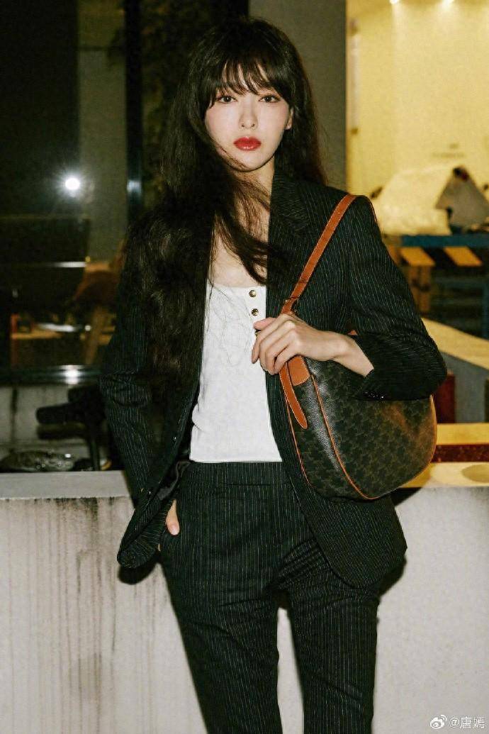 39岁唐嫣黑色穿搭御姐范儿十足,高清近照曝光,职场穿搭学起来_条纹