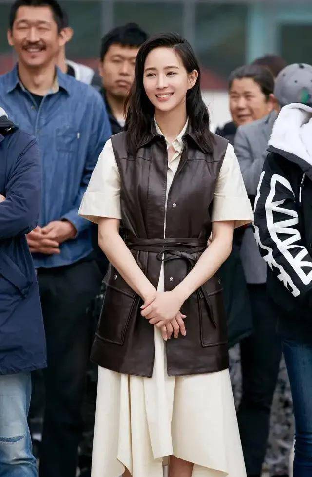 在《唐探》网剧和电影中,张钧甯的造型风情万种,相当惊艳.