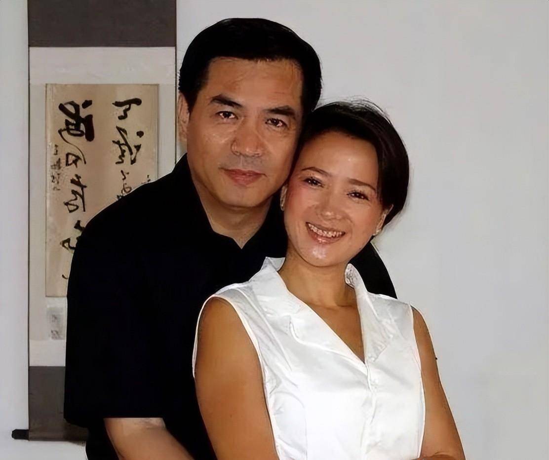 老戏骨廖京生曝近况,娶三婚妻子何晴,结婚至今无子,令人遗憾