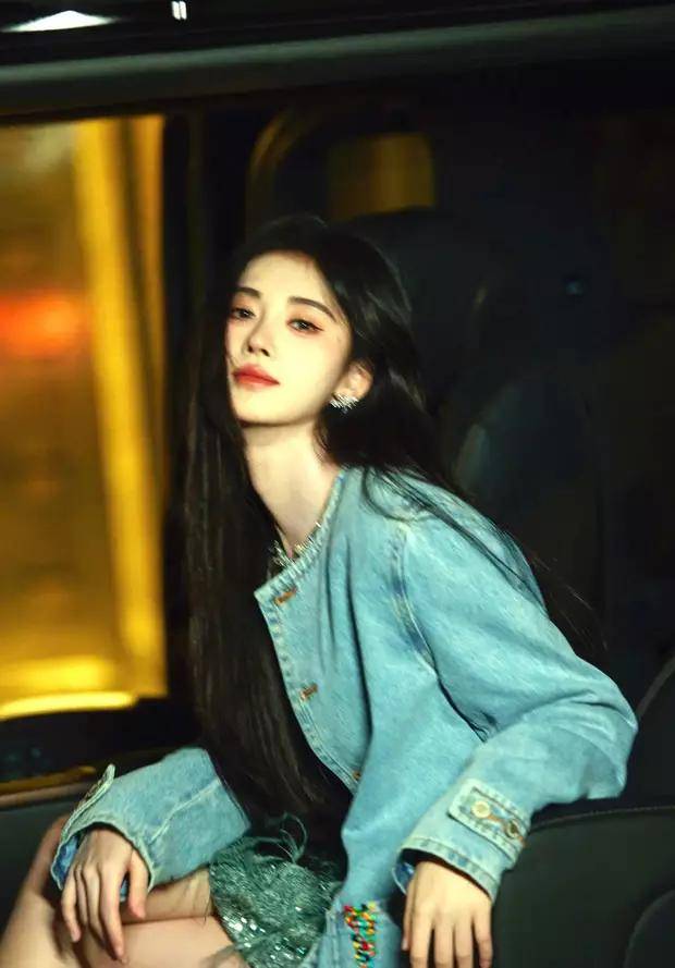 车内氛围感下的鞠婧祎:慵懒与自信的完美融合_气质_照片_自然
