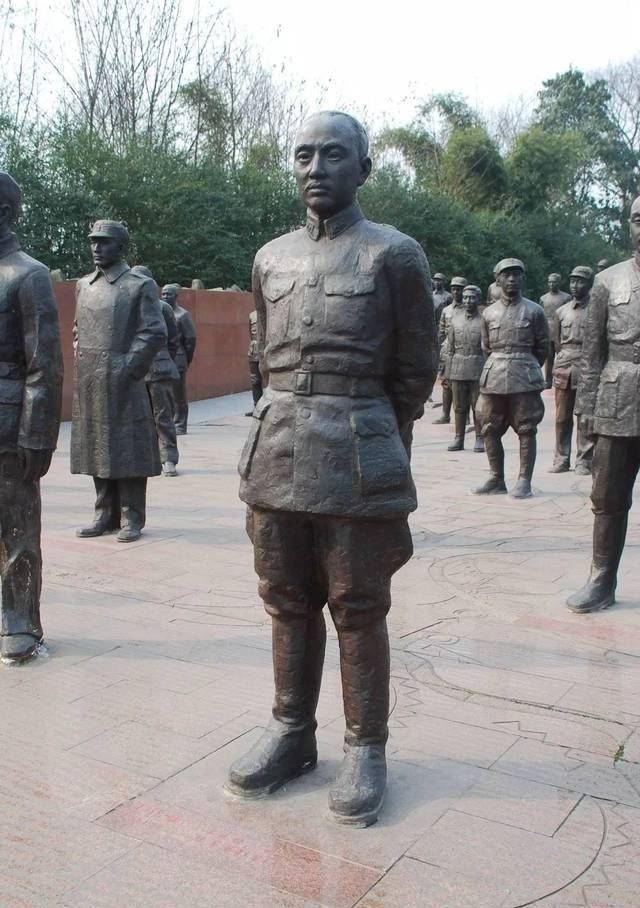 图|川军烈士雕像为鼓舞部队士气,王铭章将军不顾个人安危,亲临城中心