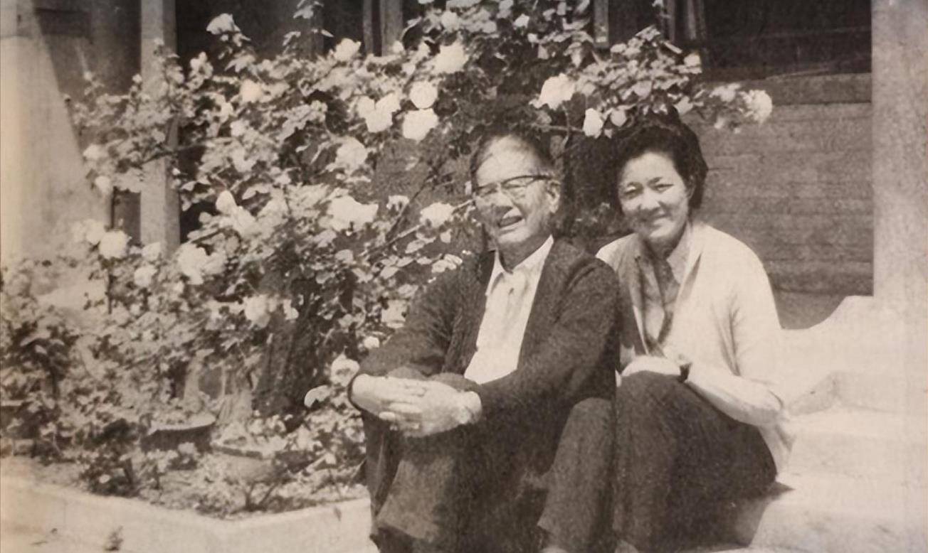 08年章含之逝世,临终前违背乔冠华遗愿,女儿感叹:妈妈是聪明人_父亲