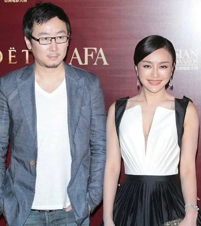 黄晓明当时遇上了车祸事故,因为身体受伤无法拍戏,所以秦岚不顾一切的