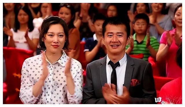 40岁演员李嘉明求婚成功!甜蜜牵手秀幸福,女方长相富态身材好