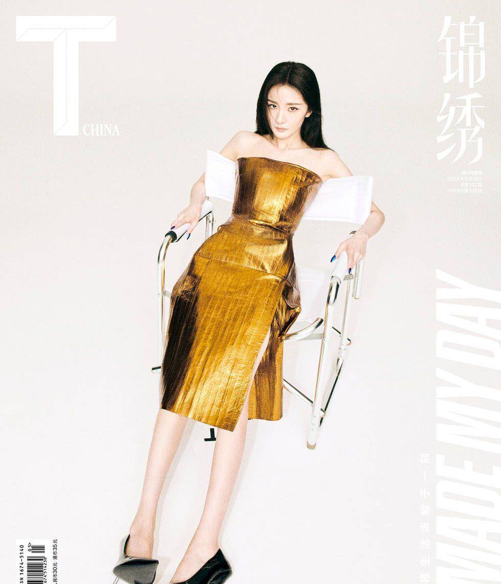 杨幂穿金色抹胸礼服大秀曲线 锁骨性感美腿吸睛_气质_连衣裙_身材