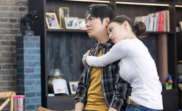 这深情的样子打断了两人的谈话,林依轮便建议郎朗和吉娜坐在一起,并且