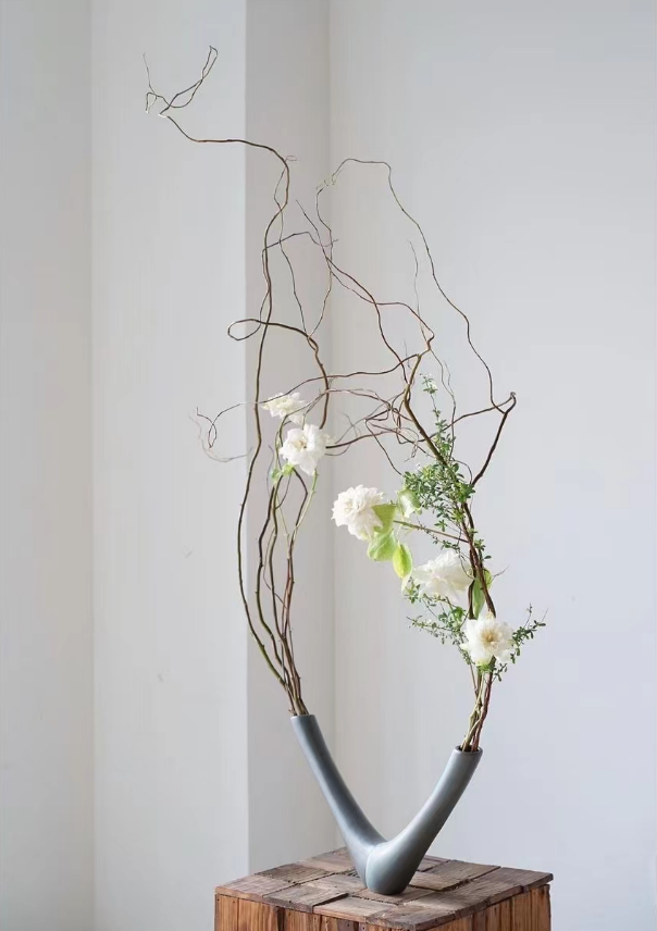 龙柳具有很强的柔韧性,可塑性极强,是很多专注架构的花艺设计师的最爱